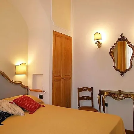 לינה וארוחת בוקר Petit Chateau 3*